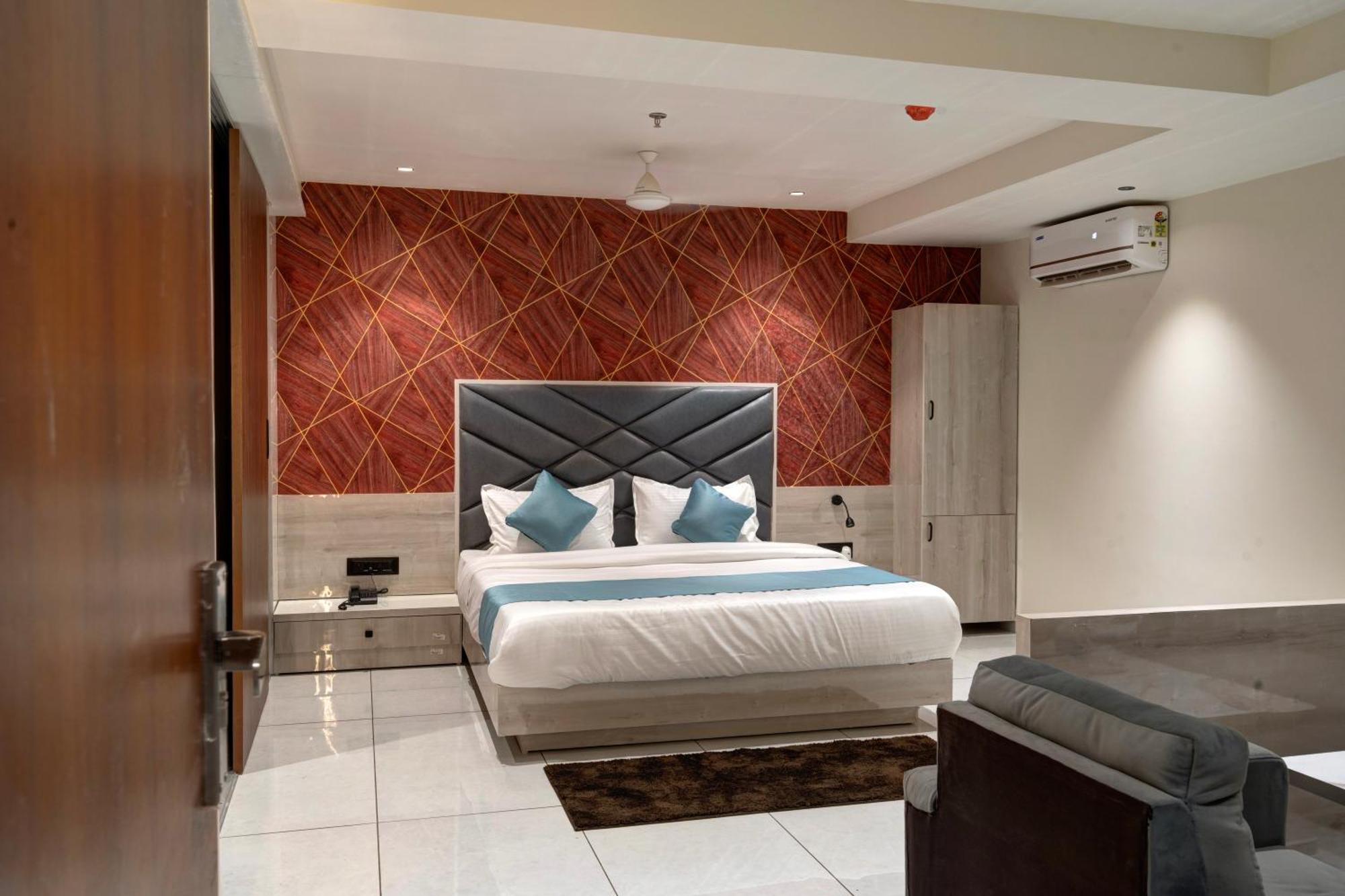 Hotel Shrimad Villa Gandhinagar Esterno foto