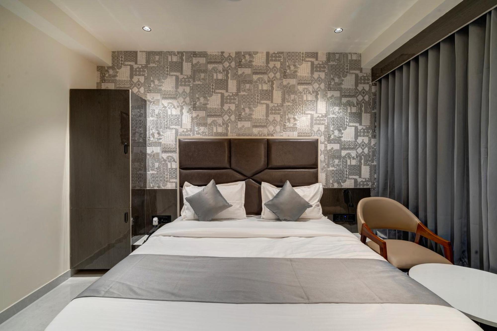 Hotel Shrimad Villa Gandhinagar Esterno foto