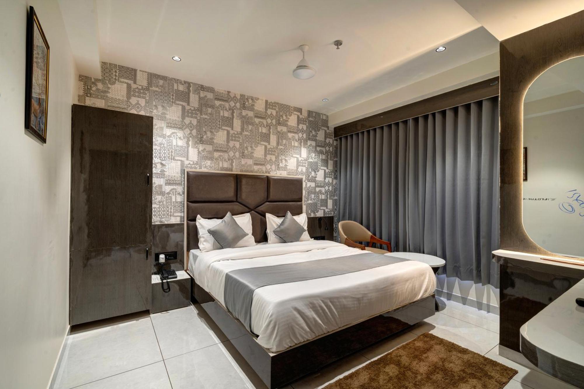 Hotel Shrimad Villa Gandhinagar Esterno foto