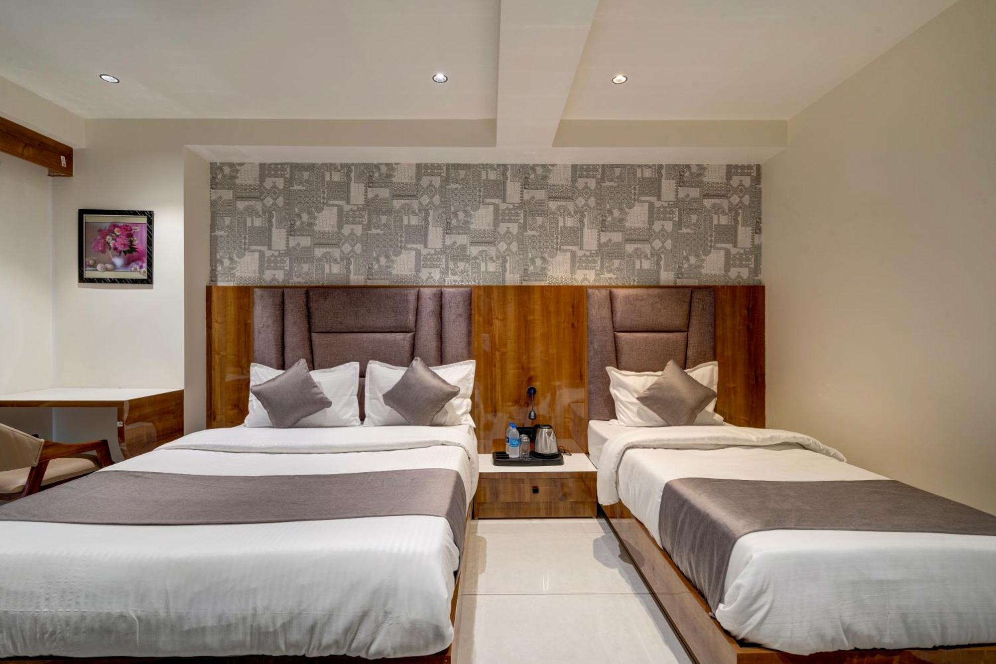 Hotel Shrimad Villa Gandhinagar Esterno foto